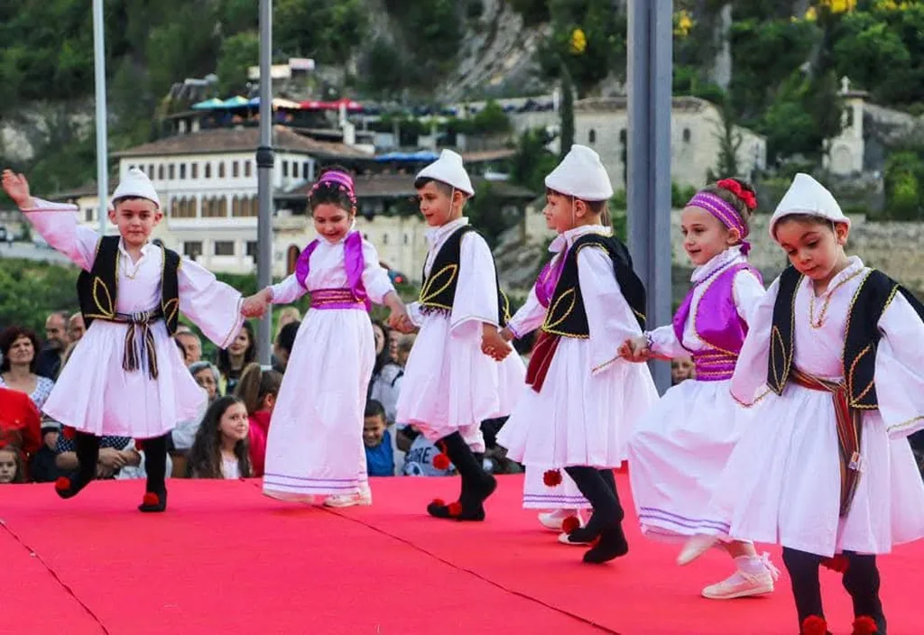 Fëmijë të kopshtit në valle me veshje tradicionale