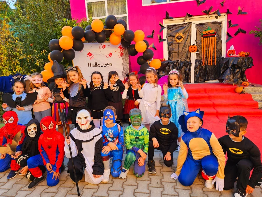 Grup nxënësish me kostume në një aktivitet Halloween